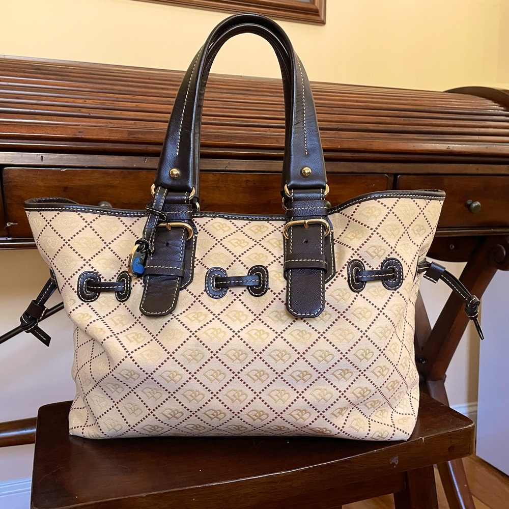 Dooney and Bourke satchel medium size great condition